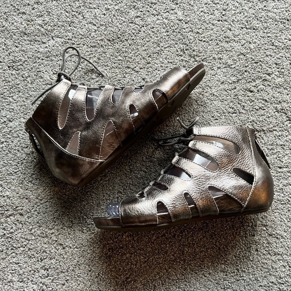 Earthies Kacy Women's Size 6 Metallic Leather Caged Gladiator Sandals Flats
